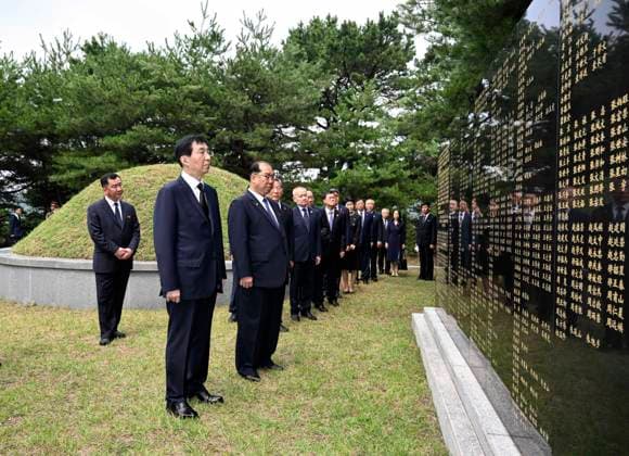 (260717) -- PYONGYANG, July 17, 2026 -- Wang Huning, a member of the Standing Committee of the Political Bureau of the Communist Party of China (CPC) Central Committee and chairman of the National Committee of the Chinese People s Political Consultative Conference (CPPCC), pays tribute to the cemetery of the martyrs of the Chinese People s Volunteers located in Sunan, Pyongyang, the Democratic People s Republic of Korea (DPRK), July 16, 2026. Wang led a party and government delegation to the DPRK for an official goodwill visit from Wednesday to Friday at the invitation of the Central Committee of the Workers Party of Korea (WPK) and the DPRK government. ) DPRK-PYONGYANG-CHINA-WANG HUNING-VISIT ZhangxLing 