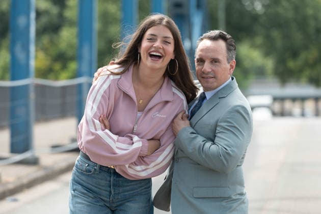 Schauspielerin Altine EMINI neu bei ,,Wapo Duisburg,, In der ARD Vorabendserie spielt sie die Teamassistentin Samira Sam Leka, von links: Schauspielerin Altine EMINI spielt die Rolle der Samira Sam Leka, Schauspieler Stefko HANUSHEVSKY spielt die Rolle des Carsten Heinrich Pressetermin anlaesslich der Dreharbeiten fuer die ARD Vorabendserie ,,Wapo Duisburg,, in Duisburg, 17.07.2026. *** Actress Altine EMINI joins the cast of Wapo Duisburg. In the ARD early-evening series, she plays team assistant Samira Sam Leka. From left: Actress Altine EMINI plays the role of Samira Sam Leka, Actor Stefko HANUSHEVSKY plays the role of Carsten Heinrich. Press event during the filming of the ARD early-evening series Wapo Duisburg in Duisburg, J