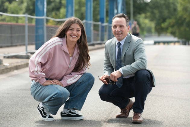 Schauspielerin Altine EMINI neu bei ,,Wapo Duisburg,, In der ARD Vorabendserie spielt sie die Teamassistentin Samira Sam Leka, von links: Schauspielerin Altine EMINI spielt die Rolle der Samira Sam Leka, Schauspieler Stefko HANUSHEVSKY spielt die Rolle des Carsten Heinrich Pressetermin anlaesslich der Dreharbeiten fuer die ARD Vorabendserie ,,Wapo Duisburg,, in Duisburg, 17.07.2026. *** Actress Altine EMINI joins the cast of Wapo Duisburg. In the ARD early-evening series, she plays team assistant Samira Sam Leka. From left: Actress Altine EMINI plays the role of Samira Sam Leka, Actor Stefko HANUSHEVSKY plays the role of Carsten Heinrich. Press event during the filming of the ARD early-evening series Wapo Duisburg in Duisburg, J