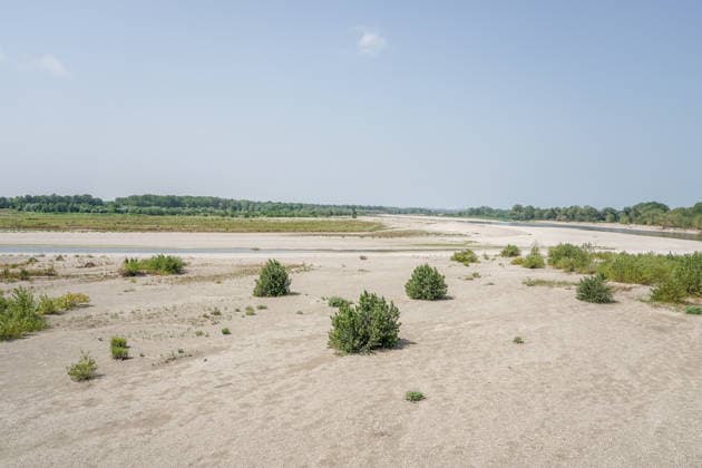 IPA86759828 - MEZZANA BIGLI (PAVIA), July 17, 2026 - The dry riverbed of the Po River, 3 meters below the standard hydrometric level, near the Gerola Bridge in Mezzana Bigli.  Copyright: xEmanuelexRobertoxDexCarlix xx 86759828