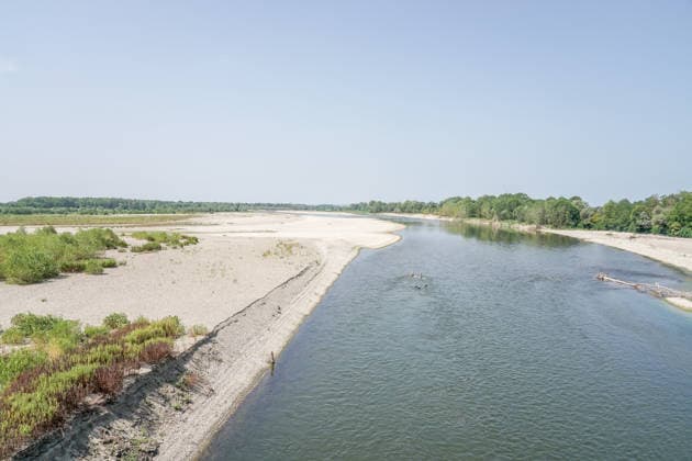 IPA86759829 - MEZZANA BIGLI (PAVIA), July 17, 2026 - The dry riverbed of the Po River, 3 meters below the standard hydrometric level, near the Gerola Bridge in Mezzana Bigli.  Copyright: xEmanuelexRobertoxDexCarlix xx 86759829