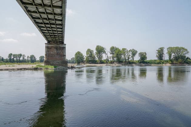 IPA86759841 - LINAROLO (PAVIA), July 17, 2026 - The bed of the Po River, 3 meters below the standard hydrometric level, beneath the Becca Bridge in Linarolo.  Copyright: xEmanuelexRobertoxDexCarlix xx 86759841