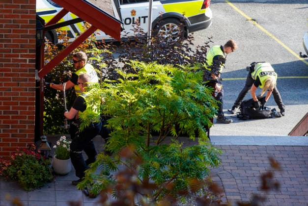 Brann i Drammen Drammen 20260717. Politiet jobber pa stedet med storbrann som har spredt seg fra rekkehus ved Krokstadelva i Drammen. Foto: Thomas Fure NTB Drammen Norge I3L64p20LEI EDITORIAL USE ONLY Ref:_BNCI3L64p20LEI.jpg *** Fire in Drammen Drammen 20260717 Police are on the scene responding to a major fire that has spread from townhouses near Krokstadelva in Drammen Photo: Thomas Fure, NTB Drammen, Norway I3L64p20LEI EDITORIAL USE ONLY Ref BNCI3L64p20LEI jpg  Copyright: xThomasxFurex xNTBx