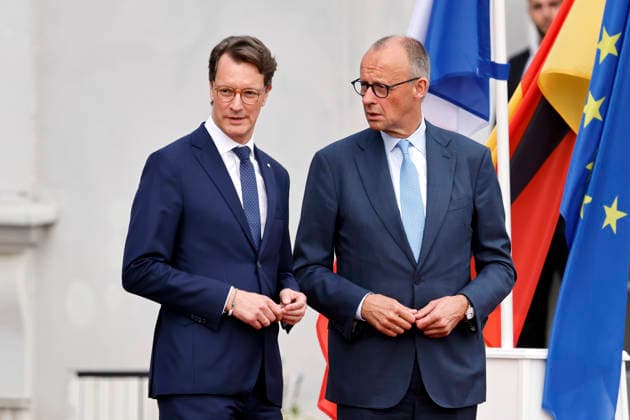 NRW-Ministerpräsident Hendrik Wüst (CDU) und Bundeskanzler Friedrich Merz (CDU) beim Empfang mit militärischen Ehren auf Schloss Augustusburg beim 26. Deutsch-Französischen Ministerrat. Die Regierungen beider Länder kommen zusammen, um nicht nur die militärische Zusammenarbeit sondern auch Kooperationen in den Bereichen Forschung und Wirtschaft abzustimmen. Brühl, 17.07.2026 NRW Deutschland *** NRW Minister-President Hendrik Wüst (CDU) and Federal Chancellor Friedrich Merz (CDU) at a reception with military honors at Augustusburg Castle during the 26th Franco-German Ministerial Council. The governments of both countries are meeting to coordinate not only military cooperation but also collaboration in the fields of research and the ec Copyright: xChristophxHardtx