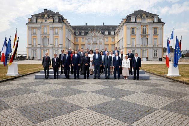 Frankreichs Präsident Emmanuel Macron (PS) und Bundeskanzler Friedrich Merz (CDU) posieren gemeinsam mit ihren Ministern und Ministerinnen beim Familienfoto auf Schloss Augustusburg beim 26. Deutsch-Französischen Ministerrat. Die Regierungen beider Länder kommen zusammen, um nicht nur die militärische Zusammenarbeit sondern auch Kooperationen in den Bereichen Forschung und Wirtschaft abzustimmen. Brühl, 17.07.2026 NRW Deutschland *** French President Emmanuel Macron (PS) and German Chancellor Friedrich Merz (CDU) pose together with their ministers for a group photo at Augustusburg Castle during the 26th Franco-German Ministerial Council. The governments of both countries are meeting to coordinate not only military cooperation but also Copyright: xChristophxHardtx