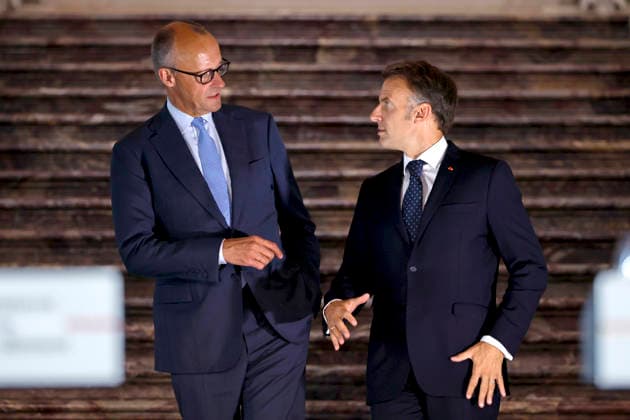 Frankreichs Präsident Emmanuel Macron (PS) und Bundeskanzler Friedrich Merz (CDU) bei einem Pressestatement auf Schloss Augustusburg beim 26. Deutsch-Französischen Ministerrat. Die Regierungen beider Länder kommen zusammen, um nicht nur die militärische Zusammenarbeit sondern auch Kooperationen in den Bereichen Forschung und Wirtschaft abzustimmen. Brühl, 17.07.2026 NRW Deutschland *** French President Emmanuel Macron (PS) and German Chancellor Friedrich Merz (CDU) during a press statement at Augustusburg Castle at the 26th Franco-German Ministerial Council. The governments of both countries are meeting to coordinate not only military cooperation but also collaboration in the fields of research and the economy. Brühl, July 17, 2026, No Copyright: xChristophxHardtx