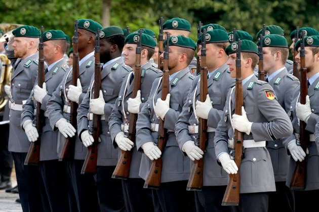 Soldaten halten ihre Karabiner beim Empfang mit militärischen Ehren von Bundeskanzler Friedrich Merz (CDU) für Frankreichs Präsident Emmanuel Macron (PS) auf Schloss Augustusburg beim 26. Deutsch-Französischen Ministerrat. Die Regierungen beider Länder kommen zusammen, um nicht nur die militärische Zusammenarbeit sondern auch Kooperationen in den Bereichen Forschung und Wirtschaft abzustimmen. (Symbolbild, Themenbild) Brühl, 17.07.2026 NRW Deutschland *** Soldiers hold their carbines during a reception with full military honors for French President Emmanuel Macron (PS) hosted by German Chancellor Friedrich Merz (CDU) at Augustusburg Castle on the occasion of the 26th Franco-German Ministerial Council. The governments of both countrie Copyright: xChristophxHardtx
