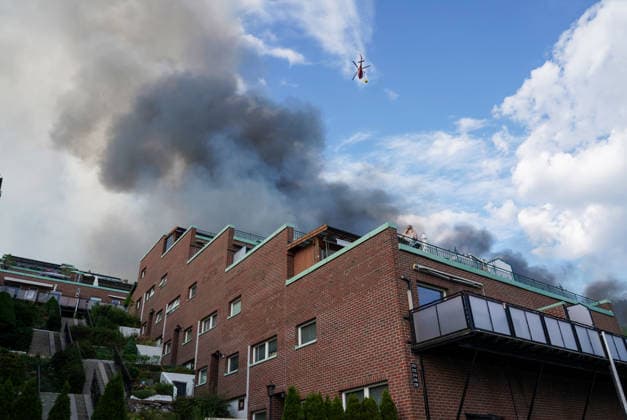 Brann i Drammen Drammen 20260717. Storbrann som har spredt seg fra rekkehus ved Krokstadelva i Drammen. Foto: Thomas Fure NTB Drammen Norge CCGkuSYj338 EDITORIAL USE ONLY Ref:_BNCCCGkuSYj338.jpg *** Fire in Drammen Drammen 20260717 Major fire that has spread from townhouses near the Krokstadelva River in Drammen Photo by Thomas Fure, NTB, Drammen, Norway CCGkuSYj338 EDITORIAL USE ONLY Ref BNCCCGkuSYj338 jpg  Copyright: xThomasxFurex xNTBx