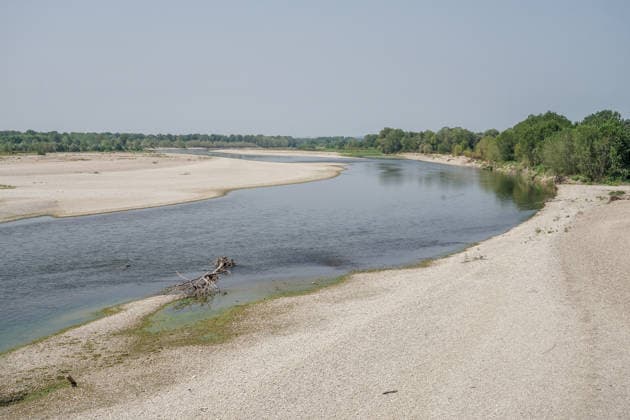 IPA86759835 - MEZZANA BIGLI (PAVIA), July 17, 2026 - The dry riverbed of the Po River, 3 meters below the standard hydrometric level, near the Gerola Bridge in Mezzana Bigli.  Copyright: xEmanuelexRobertoxDexCarlix xx 86759835