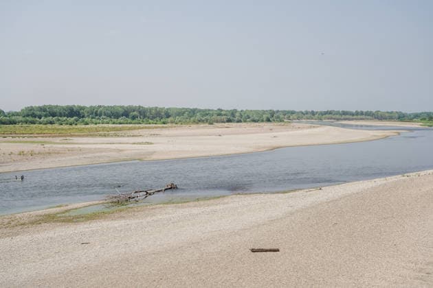 IPA86759837 - MEZZANA BIGLI (PAVIA), July 17, 2026 - The dry riverbed of the Po River, 3 meters below the standard hydrometric level, near the Gerola Bridge in Mezzana Bigli.  Copyright: xEmanuelexRobertoxDexCarlix xx 86759837