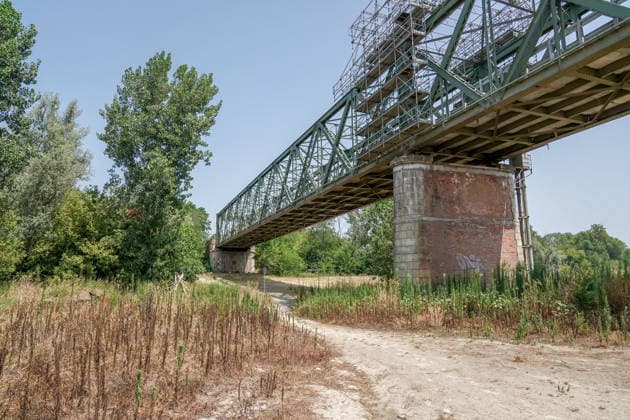 IPA86759863 - LINAROLO (PAVIA), July 17, 2026 - The bed of the Po River, 3 meters below the standard hydrometric level, beneath the Becca Bridge in Linarolo.  Copyright: xEmanuelexRobertoxDexCarlix xx 86759863