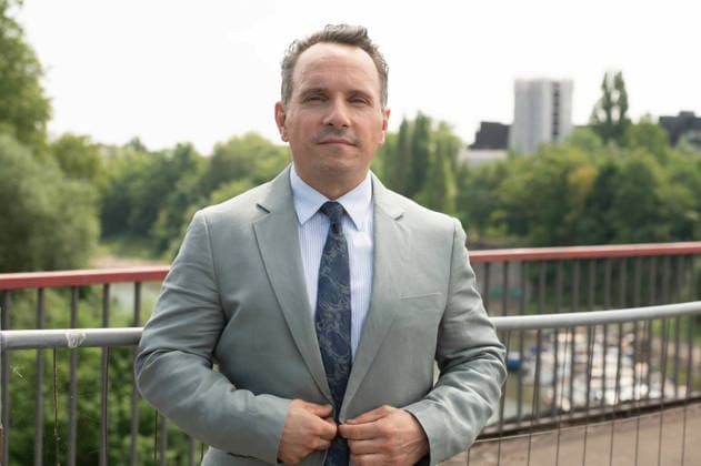 Schauspieler Stefko HANUSHEVSKY spielt die Rolle des Carsten Heinrich Portraet, Porträt, Portrait, Angeschnittenes Einzelbild, Einzelmotiv, Pressetermin anlaesslich der Dreharbeiten fuer die ARD Vorabendserie ,,Wapo Duisburg,, in Duisburg, 17.07.2026. *** Actor Stefko HANUSHEVSKY plays the role of Carsten Heinrich. Portrait, Portrait, Close-up, Single Frame, Single Motif, Press event during the filming of the ARD early-evening series Wapo Duisburg in Duisburg, July 17, 2026