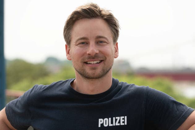 Schauspieler Timmi TRINKS spielt die Rolle des Mark Neumann, Portraet, Porträt, Portrait, Angeschnittenes Einzelbild, Einzelmotiv, Pressetermin anlaesslich der Dreharbeiten fuer die ARD Vorabendserie ,,Wapo Duisburg,, in Duisburg, 17.07.2026. *** Actor Timmi TRINKS plays the role of Mark Neumann, Portrait, close-up, single image, single subject, press event during the filming of the ARD early-evening series Wapo Duisburg in Duisburg, July 17, 2026