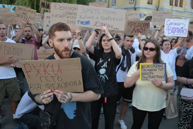 Thousands protest against the dismissal of Ukrainian Defense Minister Fedorov in Kyiv KYIV, UKRAINE - JULY 17: Ukrainians attend a rally to protest President Volodymyr Zelenskyy s decision to dismiss Defense Minister Mykhailo Fedorov after six months in office in Kyiv, Ukraine, on July 17, 2026. The demonstrators also call for the dismissal of Commander-in-Chief of the Armed Forces of Ukraine Oleksandr Syrskyi. Danylo Antoniuk Anadolu Kyiv Ukraine. Editorial use only. Please get in touch for any other usage.  Copyright: x2026xAnadoluxDanyloxAntoniukx