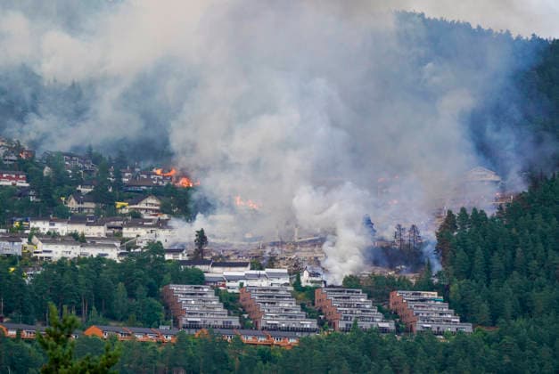 Brann i Drammen Drammen 20260717. Storbrann som har spredt seg fra rekkehus ved Krokstadelva i Drammen. Foto: Thomas Fure NTB Drammen Norge 9gFlxZH6yAw EDITORIAL USE ONLY Ref:_BNC9gFlxZH6yAw.jpg *** Fire in Drammen Drammen 20260717 Major fire that has spread from townhouses near Krokstadelva in Drammen Photo by Thomas Fure, NTB Drammen, Norway 9gFlxZH6yAw EDITORIAL USE ONLY Ref BNC9gFlxZH6yAw jpg  Copyright: xThomasxFurex xNTBx