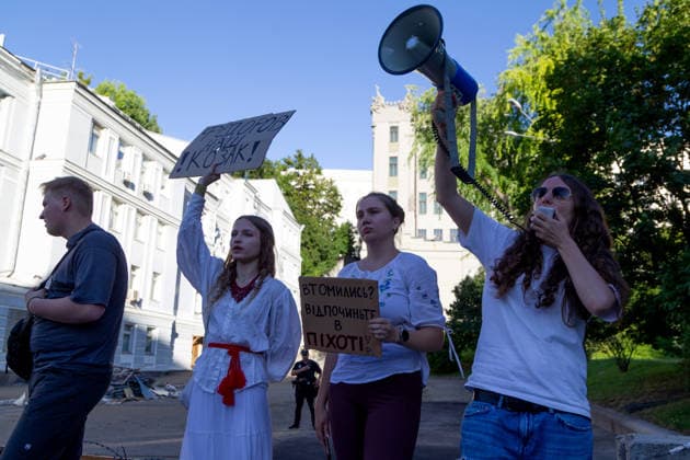 Activists protest against the dismissal of Ukrainian Defence Minister Mykhailo Fedorov in Ivana Franka Square in the evening on the second day of rallies, Kyiv, Ukraine, July 17, 2026. (Photo by Kyrylo Chubotin Ukrinform) Protest action against dismissal of Mykhailo Fedorov goes on in Kyiv  Copyright: xKyryloxChubotinx