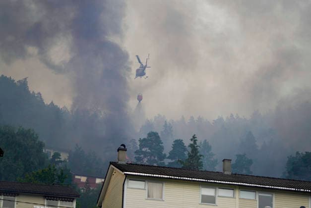Brann i Drammen Drammen 20260717. Storbrann som har spredt seg fra rekkehus ved Krokstadelva i Drammen. Foto: Thomas Fure NTB Drammen Norge D2A_HPBJvDw EDITORIAL USE ONLY Ref:_BNCD2A_HPBJvDw.jpg *** Fire in Drammen Drammen 20260717 Major fire that has spread from townhouses near Krokstadelva in Drammen Photo by Thomas Fure, NTB Drammen, Norway D2A HPBJvDw EDITORIAL USE ONLY Ref BNCD2A HPBJvDw jpg  Copyright: xThomasxFurex xNTBx