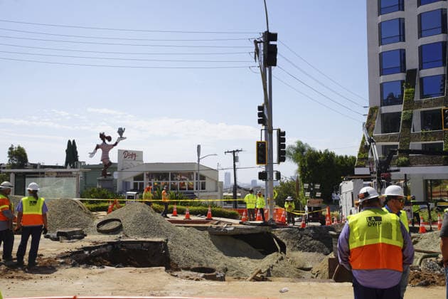 Water pipeline break, flood parts of West Hollywood WEST HOLLYWOOD, CALIFORNIA - JULY 17: Crews work to repair a sink hole and pipes on Sunset Blvd, after a water main break that flooded parts of West Hollywood on July 17, 2026 in West Hollywood, CA, United States. Katie McTiernan Anadolu Los Angeles United States. Editorial use only. Please get in touch for any other usage.  Copyright: x2026xAnadoluxKatiexMcTiernanx
