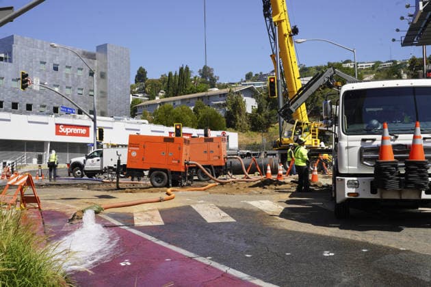 Water pipeline break, flood parts of West Hollywood WEST HOLLYWOOD, CALIFORNIA - JULY 17: Crews work to repair a sink hole and pipes on Sunset Blvd, after a water main break that flooded parts of West Hollywood on July 17, 2026 in West Hollywood, CA, United States. Katie McTiernan Anadolu Los Angeles United States. Editorial use only. Please get in touch for any other usage.  Copyright: x2026xAnadoluxKatiexMcTiernanx