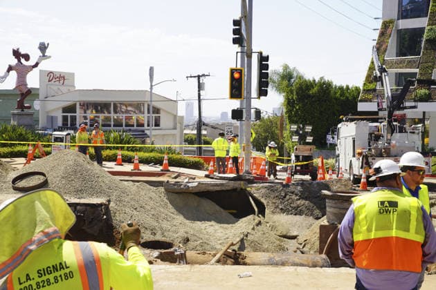 Water pipeline break, flood parts of West Hollywood WEST HOLLYWOOD, CALIFORNIA - JULY 17: Crews work to repair a sink hole and pipes on Sunset Blvd, after a water main break that flooded parts of West Hollywood on July 17, 2026 in West Hollywood, CA, United States. Katie McTiernan Anadolu Los Angeles United States. Editorial use only. Please get in touch for any other usage.  Copyright: x2026xAnadoluxKatiexMcTiernanx