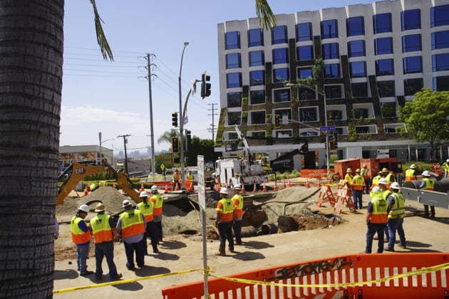 Water pipeline break, flood parts of West Hollywood WEST HOLLYWOOD, CALIFORNIA - JULY 17: Crews work to repair a sink hole and pipes on Sunset Blvd, after a water main break that flooded parts of West Hollywood on July 17, 2026 in West Hollywood, CA, United States. Katie McTiernan Anadolu Los Angeles United States. Editorial use only. Please get in touch for any other usage.  Copyright: x2026xAnadoluxKatiexMcTiernanx