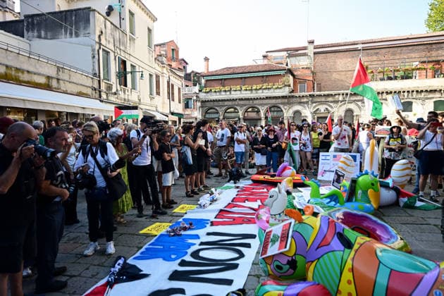 Protest in Venice against the visit of US Ambassador to Italy, Tilman Fertitta VENICE, ITALY - JULY 17: Demonstrators gather to protest against the visit of US Ambassador to Italy Tilman Fertitta, who arrived aboard his 117-metre megayacht, in Venice, Italy, on July 17, 2026. According to organisers, the protest opposed Fertitta s visit during the city s annual Redentore festival and criticized mass tourism, the influence of billionaires on Venice, and US policies under President Donald Trump. Piero Cruciatti Anadolu Veneto Italy. Editorial use only. Please get in touch for any other usage.  Copyright: x2026xAnadoluxPieroxCruciattix