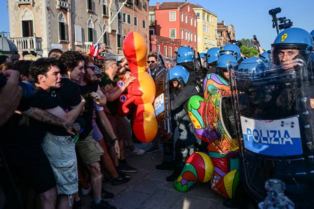 Protest in Venice against the visit of US Ambassador to Italy, Tilman Fertitta VENICE, ITALY - JULY 17: Demonstrators clash with riot police during a protest against the visit of US Ambassador to Italy Tilman Fertitta, who arrived aboard his 117-metre megayacht, in Venice, Italy, on July 17, 2026. According to organisers, the protest opposed Fertitta s visit during the city s annual Redentore festival and criticized mass tourism, the influence of billionaires on Venice, and US policies under President Donald Trump. Piero Cruciatti Anadolu Veneto Italy. Editorial use only. Please get in touch for any other usage.  Copyright: x2026xAnadoluxPieroxCruciattix