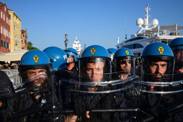 Protest in Venice against the visit of US Ambassador to Italy, Tilman Fertitta VENICE, ITALY - JULY 17: Riot police stand guard as demonstrators gather to protest against the visit of US Ambassador to Italy Tilman Fertitta, who arrived aboard his 117-metre megayacht, in Venice, Italy, on July 17, 2026. According to organisers, the protest opposed Fertitta s visit during the city s annual Redentore festival and criticized mass tourism, the influence of billionaires on Venice, and US policies under President Donald Trump. Piero Cruciatti Anadolu Veneto Italy. Editorial use only. Please get in touch for any other usage.  Copyright: x2026xAnadoluxPieroxCruciattix