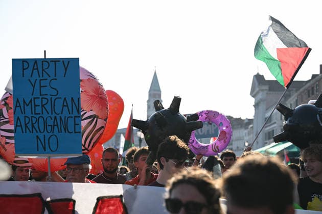 Protest in Venice against the visit of US Ambassador to Italy, Tilman Fertitta VENICE, ITALY - JULY 17: Demonstrators gather to protest against the visit of US Ambassador to Italy Tilman Fertitta, who arrived aboard his 117-metre megayacht, in Venice, Italy, on July 17, 2026. According to organisers, the protest opposed Fertitta s visit during the city s annual Redentore festival and criticized mass tourism, the influence of billionaires on Venice, and US policies under President Donald Trump. Piero Cruciatti Anadolu Veneto Italy. Editorial use only. Please get in touch for any other usage.  Copyright: x2026xAnadoluxPieroxCruciattix