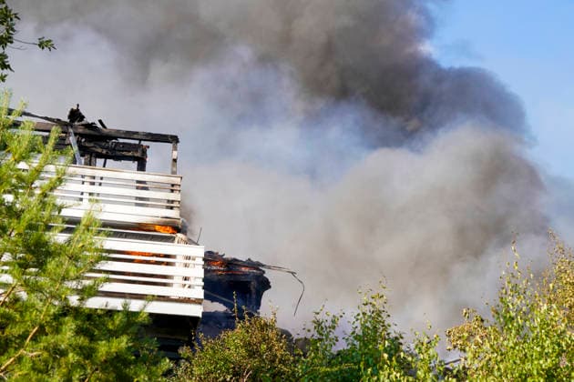 Fire in Drammen Drammen 20260717. Large fire that has spread from terraced houses by the Krokstadelva in Drammen. Photo: Thomas Fure NTB Drammen Norway Rk3Jmqzh_dQ EDITORIAL USE ONLY Ref:_BNCRk3Jmqzh_dQ.jpg *** Fire in Drammen Drammen 20260717 Large fire that has spread from row houses along the Krokstadelva River in Drammen Photo by Thomas Fure, NTB, Drammen, Norway Rk3Jmqzh dQ EDITORIAL USE ONLY Ref BNCRk3Jmqzh dQ jpg  Copyright: xThomasxFurex xNTBx