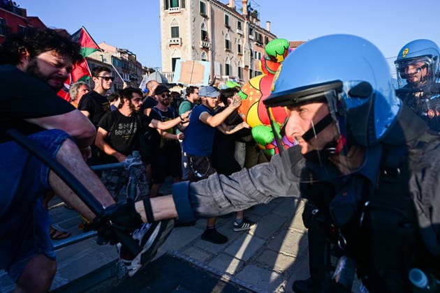 Protest in Venice against the visit of US Ambassador to Italy, Tilman Fertitta VENICE, ITALY - JULY 17: Demonstrators clash with riot police during a protest against the visit of US Ambassador to Italy Tilman Fertitta, who arrived aboard his 117-metre megayacht, in Venice, Italy, on July 17, 2026. According to organisers, the protest opposed Fertitta s visit during the city s annual Redentore festival and criticized mass tourism, the influence of billionaires on Venice, and US policies under President Donald Trump. Piero Cruciatti Anadolu Veneto Italy. Editorial use only. Please get in touch for any other usage.  Copyright: x2026xAnadoluxPieroxCruciattix