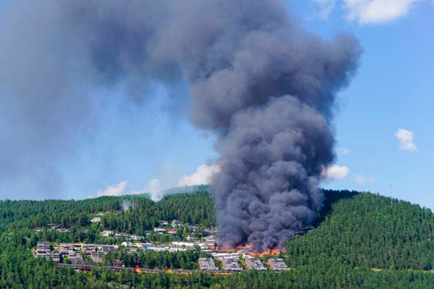 Fire in Drammen, Norway Oslo 20260717. Large fire that has spread from terraced houses by the Krokstadelva in Drammen. Photo: Thomas Fure NTB Drammen Norway KoO9Aa_jinw EDITORIAL USE ONLY Ref:_BNCKoO9Aa_jinw.jpg *** Fire in Drammen, Norway Oslo 20260717 Large fire that has spread from row houses along the Krokstadelva River in Drammen Photo by Thomas Fure, NTB Drammen, Norway KoO9Aa jinw EDITORIAL USE ONLY Ref BNCKoO9Aa jinw jpg  Copyright: xThomasxFurex xNTBx