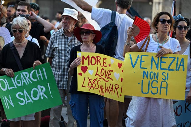 Protest in Venice against the visit of US Ambassador to Italy, Tilman Fertitta VENICE, ITALY - JULY 17: Demonstrators hold placards to protest against the visit of US Ambassador to Italy Tilman Fertitta, who arrived aboard his 117-metre megayacht, in Venice, Italy, on July 17, 2026. According to organisers, the protest opposed Fertitta s visit during the city s annual Redentore festival and criticized mass tourism, the influence of billionaires on Venice, and US policies under President Donald Trump. Piero Cruciatti Anadolu Veneto Italy. Editorial use only. Please get in touch for any other usage.  Copyright: x2026xAnadoluxPieroxCruciattix