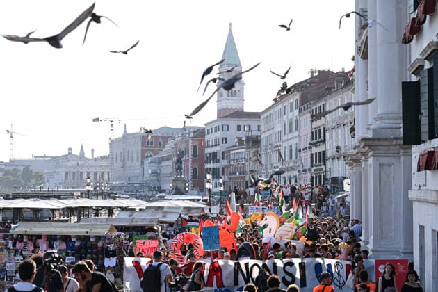 Protest in Venice against the visit of US Ambassador to Italy, Tilman Fertitta VENICE, ITALY - JULY 17: Demonstrators gather to protest against the visit of US Ambassador to Italy Tilman Fertitta, who arrived aboard his 117-metre megayacht, in Venice, Italy, on July 17, 2026. According to organisers, the protest opposed Fertitta s visit during the city s annual Redentore festival and criticized mass tourism, the influence of billionaires on Venice, and US policies under President Donald Trump. Piero Cruciatti Anadolu Veneto Italy. Editorial use only. Please get in touch for any other usage.  Copyright: x2026xAnadoluxPieroxCruciattix