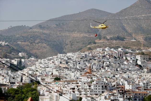 Evacuation of scattered residential areas and lockdown ordered in Cómpeta due to the Árchez fire in Málaga. Firefighting efforts using aerial resources are underway to extinguish the fire that broke out in Cómpeta. As of July 17, 2026, in Cómpeta, La Axarquía, Málaga, Andalusia, Spain The wildfire that broke out this Friday in the Málaga municipality of Árchez has forced the as a precautionary measure, of scattered residential areas in the zone closest to the fire, and a lockdown has been declared for the Málaga town of Cómpeta, while residents and visitors have been urged to avoid nearby areas and to follow the instructions of the emergency services on the scene. JULY 17, 2026 Málaga, Andalusia, Spain  Copyright: xÃlexxZeax 7670899