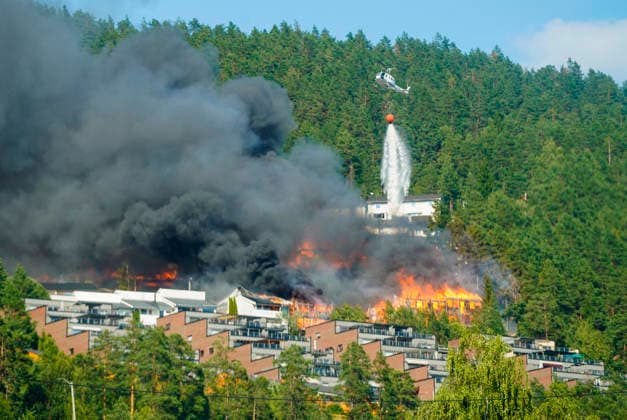 Fire in Drammen, Norway Drammen 20260717. A fire helicopter drops water on the fire that has spread from terraced houses by the Krokstadelva River in Drammen. Photo: Thomas Fure NTB Drammen Norway xy3F2gs5_K8 EDITORIAL USE ONLY Ref:_BNCxy3F2gs5_K8.jpg *** Fire in Drammen, Norway Drammen 20260717 A fire helicopter drops water on the fire that has spread from row houses along the Krokstadelva River in Drammen Photo Thomas Fure NTB Drammen Norway xy3F2gs5 K8 EDITORIAL USE ONLY Ref BNCxy3F2gs5 K8 jpg  Copyright: xThomasxFurex xNTBx