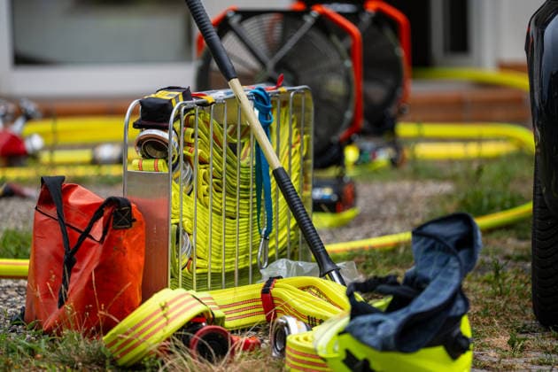 Küche steht in Vollbrand über 30 Einsatzkräfte im Löscheinsatz Fenster durch Hitze geborsten Am 17.07.2026 kam es gegen 17:50 Uhr in einem Wohnhaus im Mühltaler Ortsteil Waschenbach zu einem Küchenbrand. Beim Eintreffen der Feuerwehr stand die Küche bereits in Vollbrand, dichter Rauch drang aus dem Gebäude und mehrere Fensterscheiben waren durch die Hitze geborsten. Mehr als 30 Einsatzkräfte bekämpften das Feuer unter Atemschutz und verhinderten eine weitere Ausbreitung der Flammen. Der Brand konnte zügig unter Kontrolle gebracht werden. Zur Brandursache und zur Höhe des Sachschadens lagen zunächst keine Angaben vor. Mühltal Waschenbach Hessen Deutschland *** Kitchen Ablaze; Over 30 Firefighters on the Scene; Window Sh