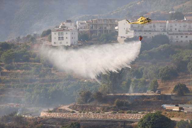 Evacuation of scattered residential areas and lockdown ordered in Cómpeta due to the Árchez fire in Málaga. Firefighting efforts using aerial resources are underway to extinguish the fire that broke out in Cómpeta. As of July 17, 2026, in Cómpeta, La Axarquía, Málaga, Andalusia, Spain The wildfire that broke out this Friday in the Málaga municipality of Árchez has forced the as a precautionary measure, of scattered residential areas in the zone closest to the fire, and a lockdown has been declared for the Málaga town of Cómpeta, while residents and visitors have been urged to refrain from visiting nearby areas and to follow the instructions of the emergency services operating on-site. JULY 17, 2026 Málaga, Andalusia, Spain  Copyright: xÃlexxZeax 7670902