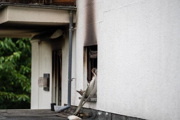 Küche steht in Vollbrand über 30 Einsatzkräfte im Löscheinsatz Fenster durch Hitze geborsten Am 17.07.2026 kam es gegen 17:50 Uhr in einem Wohnhaus im Mühltaler Ortsteil Waschenbach zu einem Küchenbrand. Beim Eintreffen der Feuerwehr stand die Küche bereits in Vollbrand, dichter Rauch drang aus dem Gebäude und mehrere Fensterscheiben waren durch die Hitze geborsten. Mehr als 30 Einsatzkräfte bekämpften das Feuer unter Atemschutz und verhinderten eine weitere Ausbreitung der Flammen. Der Brand konnte zügig unter Kontrolle gebracht werden. Zur Brandursache und zur Höhe des Sachschadens lagen zunächst keine Angaben vor. Mühltal Waschenbach Hessen Deutschland *** Kitchen Ablaze; Over 30 Firefighters on the Scene; Window Sh