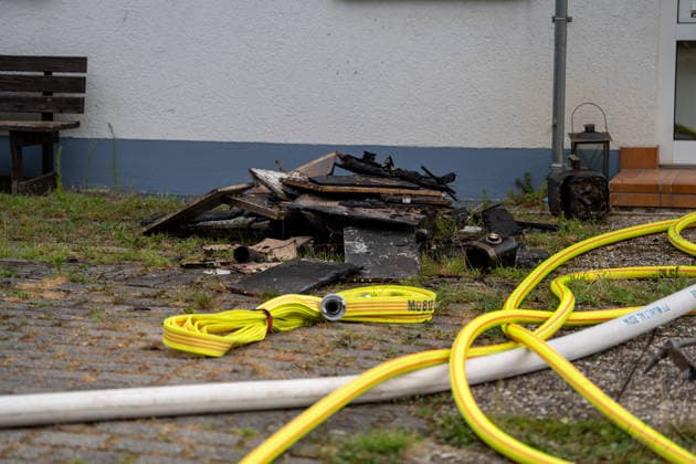 Küche steht in Vollbrand über 30 Einsatzkräfte im Löscheinsatz Fenster durch Hitze geborsten Am 17.07.2026 kam es gegen 17:50 Uhr in einem Wohnhaus im Mühltaler Ortsteil Waschenbach zu einem Küchenbrand. Beim Eintreffen der Feuerwehr stand die Küche bereits in Vollbrand, dichter Rauch drang aus dem Gebäude und mehrere Fensterscheiben waren durch die Hitze geborsten. Mehr als 30 Einsatzkräfte bekämpften das Feuer unter Atemschutz und verhinderten eine weitere Ausbreitung der Flammen. Der Brand konnte zügig unter Kontrolle gebracht werden. Zur Brandursache und zur Höhe des Sachschadens lagen zunächst keine Angaben vor. Mühltal Waschenbach Hessen Deutschland *** Kitchen Ablaze; Over 30 Firefighters on the Scene; Window Sh