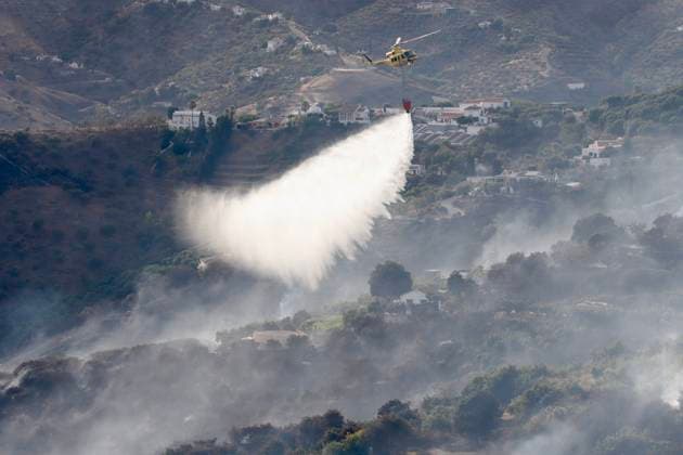Evacuation of scattered residential areas and lockdown ordered in Cómpeta due to the Árchez fire in Málaga. Firefighting efforts using aerial resources are underway to extinguish the fire that broke out in Cómpeta. As of July 17, 2026, in Cómpeta, La Axarquía, Málaga, Andalusia, Spain The wildfire that broke out this Friday in the Málaga municipality of Árchez has forced the as a precautionary measure, of scattered residential areas in the zone closest to the fire, and a lockdown has been declared for the Málaga town of Cómpeta, while residents and visitors have been urged to refrain from visiting nearby areas and to follow the instructions of the emergency services operating on-site. JULY 17, 2026 Málaga, Andalusia, Spain  Copyright: xÃlexxZeax 7670908
