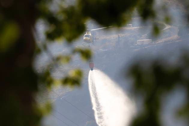 Evacuation of scattered residential areas and lockdown ordered in Cómpeta due to the Árchez fire in Málaga. Firefighting efforts using aerial resources are underway to extinguish the fire that broke out in Cómpeta. As of July 17, 2026, in Cómpeta, La Axarquía, Málaga, Andalusia, Spain The wildfire that broke out this Friday in the Málaga municipality of Árchez has forced the as a precautionary measure, of scattered residential areas in the zone closest to the fire, and a lockdown has been declared for the Málaga town of Cómpeta, while residents and visitors have been urged to refrain from visiting nearby areas and to follow the instructions of the emergency services operating on-site. JULY 17, 2026 Málaga, Andalusia, Spain  Copyright: xÃlexxZeax 7670909