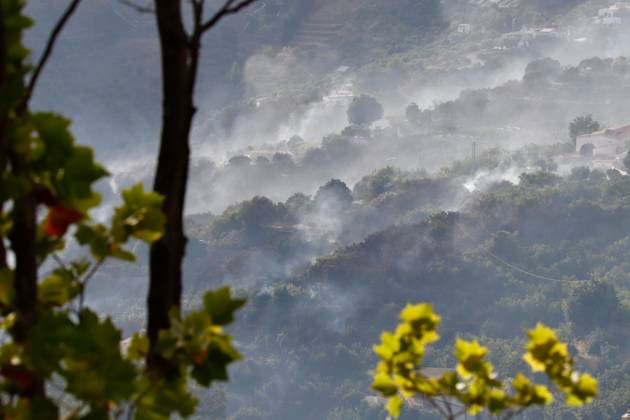 Evacuation of scattered residential areas and lockdown ordered in Cómpeta due to the Árchez fire in Málaga. Firefighting efforts using aerial resources are underway to extinguish the fire that broke out in Cómpeta. As of July 17, 2026, in Cómpeta, La Axarquía, Málaga, Andalusia, Spain The wildfire that broke out this Friday in the Málaga municipality of Árchez has forced the as a precautionary measure, of scattered residential areas in the zone closest to the fire, and a lockdown has been declared for the Málaga town of Cómpeta, while residents and visitors have been urged to refrain from visiting nearby areas and to follow the instructions of the emergency services operating on-site. JULY 17, 2026 Málaga, Andalusia, Spain  Copyright: xÃlexxZeax 7670914