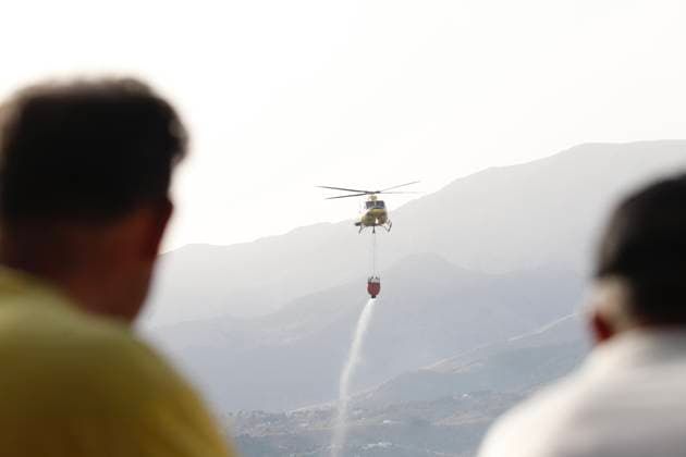 Evacuation of scattered residential areas and lockdown ordered in Cómpeta due to the Árchez fire in Málaga. Firefighting efforts using aerial resources are underway to extinguish the fire that broke out in Cómpeta. As of July 17, 2026, in Cómpeta, La Axarquía, Málaga, Andalusia, Spain The wildfire that broke out this Friday in the Málaga municipality of Árchez has forced the as a precautionary measure, of scattered residential areas in the zone closest to the fire, and a lockdown has been declared for the Málaga town of Cómpeta, while residents and visitors have been urged to refrain from visiting nearby areas and to follow the instructions of the emergency services operating on-site. JULY 17, 2026 Málaga, Andalusia, Spain  Copyright: xÃlexxZeax 7670915
