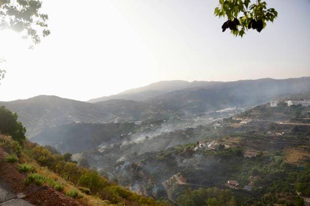 Evacuation of scattered residential areas and lockdown ordered in Cómpeta due to the Árchez fire Málaga Fire breaks out in Cómpeta On July 17, 2026, in Cómpeta, La Axarquía, Málaga, Andalusia, Spain The wildfire that broke out this Friday in the Málaga municipality of Árchez has forced the precautionary evacuation of scattered residential areas in the zone closest to the fire, and a lockdown has been declared for the Málaga town of Cómpeta, while residents and visitors have been urged to refrain from visiting nearby areas and to follow the instructions of the emergency services on the scene. JULY 17, 2026 Málaga, Andalusia, Spain  Copyright: xÃlexxZeax 7670945