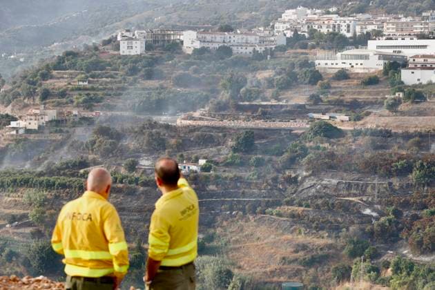 Evacuation of scattered residential areas and lockdown ordered in Cómpeta due to the Árchez fire in Málaga Firefighting efforts underway for the fire that broke out in Cómpeta As of July 17, 2026, in Cómpeta, La Axarquía, Málaga, Andalusia, Spain The wildfire that broke out this Friday in the Málaga municipality of Árchez has forced the precautionary evacuation of scattered residential areas in the zone closest to the fire, and a lockdown has been declared for the Málaga town of Cómpeta, while residents and visitors have been urged to refrain from visiting nearby areas and to follow the instructions of the emergency services operating on site. JULY 17, 2026 Málaga Andalusia Málaga Andalusia Spain  Copyright: xÃlexxZeax 7670938