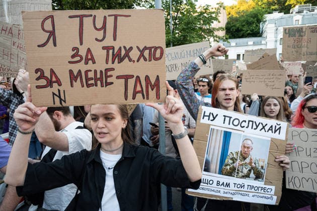 Thousands protest against the dismissal of Ukrainian Defense Minister Fedorov in Kyiv KYIV, UKRAINE - JULY 17: Ukrainians attend a rally to protest President Volodymyr Zelenskyy s decision to dismiss Defense Minister Mykhailo Fedorov after six months in office in Kyiv, Ukraine, on July 17, 2026. The demonstrators also call for the dismissal of Commander-in-Chief of the Armed Forces of Ukraine Oleksandr Syrskyi. Danylo Antoniuk Anadolu Kiev Ukraine. Editorial use only. Please get in touch for any other usage.  Copyright: x2026xAnadoluxDanyloxAntoniukx