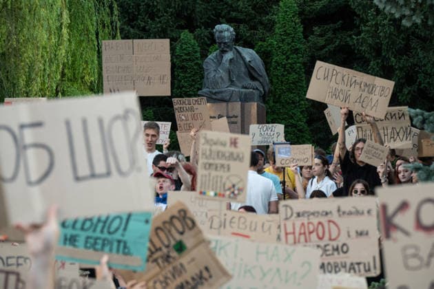Thousands protest against the dismissal of Ukrainian Defense Minister Fedorov in Kyiv KYIV, UKRAINE - JULY 17: Ukrainians attend a rally to protest President Volodymyr Zelenskyy s decision to dismiss Defense Minister Mykhailo Fedorov after six months in office in Kyiv, Ukraine, on July 17, 2026. The demonstrators also call for the dismissal of Commander-in-Chief of the Armed Forces of Ukraine Oleksandr Syrskyi. Danylo Antoniuk Anadolu Kiev Ukraine. Editorial use only. Please get in touch for any other usage.  Copyright: x2026xAnadoluxDanyloxAntoniukx