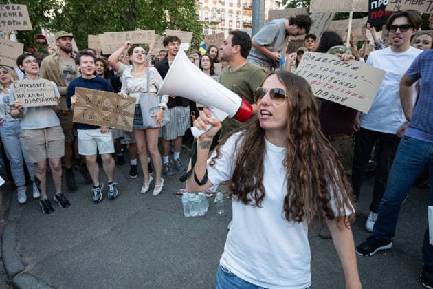 Thousands protest against the dismissal of Ukrainian Defense Minister Fedorov in Kyiv KYIV, UKRAINE - JULY 17: Ukrainians attend a rally to protest President Volodymyr Zelenskyy s decision to dismiss Defense Minister Mykhailo Fedorov after six months in office in Kyiv, Ukraine, on July 17, 2026. The demonstrators also call for the dismissal of Commander-in-Chief of the Armed Forces of Ukraine Oleksandr Syrskyi. Danylo Antoniuk Anadolu Kiev Ukraine. Editorial use only. Please get in touch for any other usage.  Copyright: x2026xAnadoluxDanyloxAntoniukx