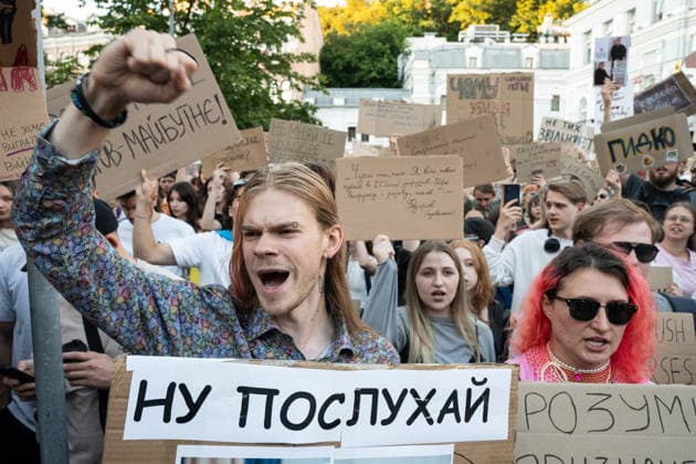 Thousands protest against the dismissal of Ukrainian Defense Minister Fedorov in Kyiv KYIV, UKRAINE - JULY 17: Ukrainians attend a rally to protest President Volodymyr Zelenskyy s decision to dismiss Defense Minister Mykhailo Fedorov after six months in office in Kyiv, Ukraine, on July 17, 2026. The demonstrators also call for the dismissal of Commander-in-Chief of the Armed Forces of Ukraine Oleksandr Syrskyi. Danylo Antoniuk Anadolu Kiev Ukraine. Editorial use only. Please get in touch for any other usage.  Copyright: x2026xAnadoluxDanyloxAntoniukx